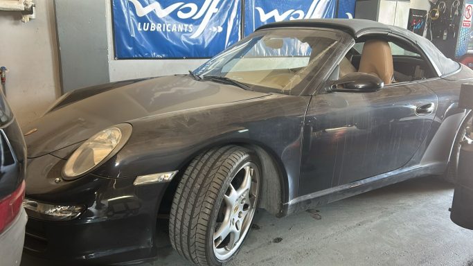 Reparación de cilindros de capota con fugas para Porsche Cabrio 996/997 – primer plano del cambio de juntas