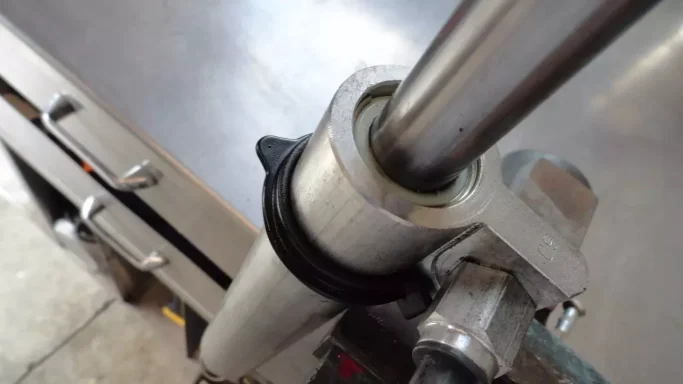 Reparatur für undichte Verdeckzylinder für Porsche Cabrio 996/997 – Nahaufnahme Dichtungswechsel